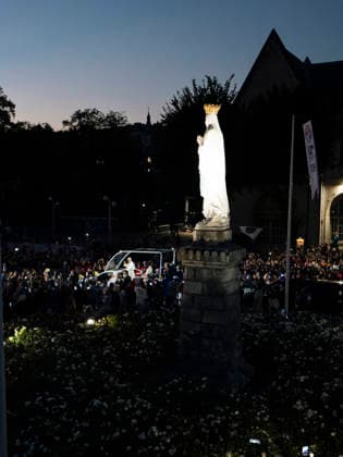 The arrival of King Louis XIV in Lourdes. Pope Leo XIV is in Lourdes as a pilgrim, among pilgrims from all over the world. At this shrine, where the sick, the frail, and those who suffer take center stage, he wishes to inspire hope and faith. Having already visited twice in his youth, he returns to a place that has shaped his spiritual journey. Pope Leo XIV’s visit to France and UNESCO France, Lourdes, September 26, 2027. Photograph by Patricia Huchot Boissier Staface. Arrival of Leo XIV in Lourdes. Pope Leo XIV is in Lourdes as a pilgrim, among pilgrims from all over the world. At this shrine, where the sick, the vulnerable, and those who suffer take precedence, he wishes to inspire hope and faith. Having already visited twice in his yout Copyright: xPatriciaxHuchot-Boissierx xStarfacex STAR_459960_024