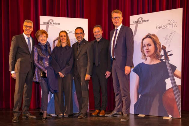 26.09.2026, Internationales Klassikfestival: Festival der Nationen 2026, im Kurhaus Bad Wörishofen (Unterallgäu), Nach dem Eröffnungskonzert von Cellistin Sol Gabetta Fototermin: v.li: mit Intendant Winfried Roch, BR Moderatorin Carolin Reiber, Sol Gabetta, Klaus Holetschek (CSU), Bürgermeister Daniel Pflügl (Bad Wörishofen), Markus Blume (Bayerischer Staatsminister für Wissenschaft und Kunst), 26.09.2026, Klassikfestival Bad Wörishofen 26.09.2026, Klassikfestival Bad Wörishofen