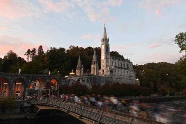 POPE S VISIT TO FRANCE MAXPPP LOURDES SEPTEMBER 27, 2026 BASTIEN ARBERET MAXPPP ARRIVAL OF PILGRIMS BEFORE MASS POPE LEON XIV S VISIT TO THE SHRINE OF OUR LADY OF LOURDES, Hautes-Pyrénées, September 27, 2026 Apostolic Visit to France September 27, 2026, Lourdes, France. Pope Leo XIV is on an apostolic visit to France from September 25 to 28, 2026. LOURDES, HAUTES-PYRÉNÉES, France Copyright: xMAXPPPxBASTIENxARBERETx MXP202609275703 MXP202609275703