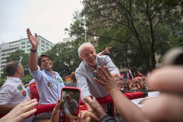 October 2, 2026, Rio De Janeiro, Brazil: RIO DE JANEIRO, BRAZIL, OCTOBER 2, 2026: Brazilian President and presidential candidate Luiz Inacio Lula da Silva leads a campaign march through central Rio de Janeiro, travelling from Candelaria toward Cinelandia as thousands of supporters gather ahead of the first round of Brazil s general election. Lula, who is seeking re-election, used the event to mobilize supporters two days before voters head to the polls on October 4. Rio De Janeiro Brazil - ZUMAq101 20261002_zna_q101_218 Copyright: xMarianaxGreifx