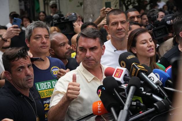 October 4, 2026, Rio De Janeiro, Brazil: RIO DE JANEIRO, BRAZIL, OCTOBER 4, 2026: Brazilian presidential candidate Flavio Bolsonaro of the Liberal Party (PL) arrives at a polling station in Rio de Janeiro to cast his ballot during the first round of Brazil s presidential election. Bolsonaro greeted supporters and spoke to reporters before voting as polling got underway across the country. Photo: JNA PRESS Rio De Janeiro Brazil - ZUMAq101 20261004_zna_q101_030 Copyright: xMarianaxGreifx