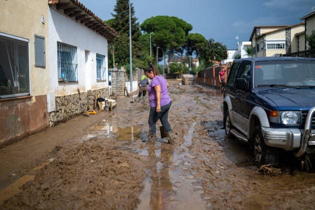 Heavy rains in Catalonia leave two dead and the Besòs River at risk of flooding. Residents clean up the mud that has accumulated in the streets and homes due to the torrential rains, on October 4, 2026, in Montornès del Vallès, Barcelona, Catalonia, Spain. The storm hitting Catalonia has left two people dead in the region. The president of the Generalitat, Salvador Illa, reported the death in Tordera of a 75-year-old man, who was at a campground and was reportedly struck by a collapsing wall. The second victim is a person who had been missing and was found in Montornès del Vallès. Emergency services are searching for another missing person in Riera de Pineda de Mar. The rains and storms have put eleven autonomous communities on alert this Copyright: xLorenaxSopênax 7819978