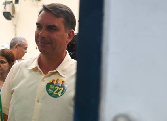 Brazilian presidential candidate Flavio Bolsonaro casts ballot in Rio de Janeiro RIO DE JANEIRO, BRAZIL - OCTOBER 4: Brazilian presidential candidate Flavio Bolsonaro of the Liberal Party (PL) casts his ballot at Municipal School Barao Homem de Mello in the Vila Isabel neighborhood in Rio de Janeiro, Brazil on October 4, 2026. Fabio Teixeira Anadolu Rio de Janeiro Brazil. Editorial use only. Please get in touch for any other usage. Copyright: x2026xAnadoluxFabioxTeixeirax