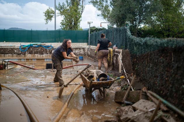 Heavy rains in Catalonia leave two dead and the Besòs River at risk of flooding. Residents clean up the mud that has accumulated in the streets and homes due to the torrential rains, on October 4, 2026, in Montornès del Vallès, Barcelona, Catalonia, Spain. The storm hitting Catalonia has left two people dead in the region. The president of the Generalitat, Salvador Illa, reported the death in Tordera of a 75-year-old man, who was at a campground when a wall reportedly collapsed on him. The second victim is a person who had been reported missing and was found in Montornès del Vallès. Emergency services are searching for another missing person in Riera de Pineda de Mar. The rains and storms have put eleven autonomous communities on alert thi Copyright: xLorenaxSopênax 7820127