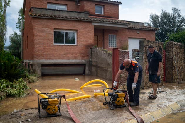 Heavy rains in Catalonia leave two dead and the Besòs River at risk of flooding. Residents clean up the mud that has accumulated in the streets and homes due to the torrential rains, on October 4, 2026, in Montornès del Vallès, Barcelona, Catalonia, Spain. The storm hitting Catalonia has left two people dead in the region. The president of the Generalitat, Salvador Illa, reported the death in Tordera of a 75-year-old man, who was at a campground when a wall reportedly collapsed on him. The second victim is a person who had been reported missing and was found in Montornès del Vallès. Emergency services are searching for another missing person in Riera de Pineda de Mar. The rains and storms have put eleven autonomous communities on alert thi Copyright: xLorenaxSopênax 7820129