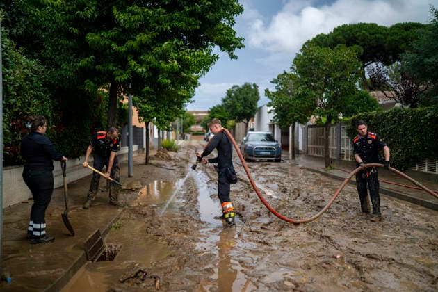 Heavy rains in Catalonia leave two dead and the Besòs River at risk of flooding. Residents clean up the mud that has accumulated in the streets and homes due to the torrential rains, on October 4, 2026, in Montornès del Vallès, Barcelona, Catalonia, Spain. The storm hitting Catalonia has left two people dead in the region. The president of the Generalitat, Salvador Illa, reported the death in Tordera of a 75-year-old man, who was at a campground when a wall reportedly collapsed on him. The second victim is a person who had been reported missing and was found in Montornès del Vallès. Emergency services are searching for another missing person in Riera de Pineda de Mar. The rains and storms have put eleven autonomous communities on alert thi Copyright: xLorenaxSopênax 7820131