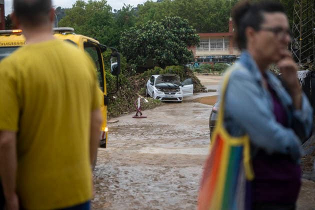 Heavy rains in Catalonia leave two dead and the Besòs River at risk of flooding. Residents clean up the mud that has accumulated in the streets and homes due to the torrential rains, on October 4, 2026, in Montornès del Vallès, Barcelona, Catalonia, Spain. The storm hitting Catalonia has left two people dead in the region. The president of the Generalitat, Salvador Illa, reported the death in Tordera of a 75-year-old man, who was at a campground when a wall reportedly collapsed on him. The second victim is a person who had been reported missing and was found in Montornès del Vallès. Emergency services are searching for another missing person in Riera de Pineda de Mar. The rains and storms have put eleven autonomous communities on alert thi Copyright: xLorenaxSopênax 7820136