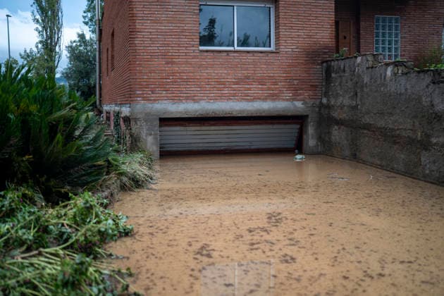 Heavy rains in Catalonia leave two dead and the Besòs River at risk of flooding; interiors of homes covered in mud due to torrential rains, October 4, 2026, in Montornès del Vallès, Barcelona, Catalonia, Spain. The storm hitting Catalonia has left two people dead in the region. The president of the Generalitat, Salvador Illa, reported the death in Tordera of a 75-year-old man, who was at a campground when a wall reportedly collapsed on him. The second victim is a person who had been reported missing and was found in Montornès del Vallès. Emergency services are searching for another missing person in Riera de Pineda de Mar. The rains and storms have put eleven autonomous communities on alert this Sunday in Spain, including a red alert with Copyright: xLorenaxSopênax 7820144