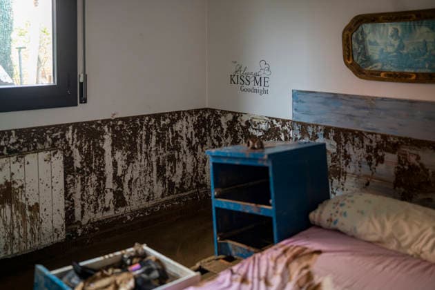 Heavy rains in Catalonia leave two dead and the Besòs River at risk of flooding; interiors of homes covered in mud due to torrential rains, October 4, 2026, in Montornès del Vallès, Barcelona, Catalonia, Spain. The storm hitting Catalonia has left two people dead in the region. The president of the Generalitat, Salvador Illa, reported the death in Tordera of a 75-year-old man, who was at a campground when a wall reportedly collapsed on him. The second victim is a person who had been reported missing and was found in Montornès del Vallès. Emergency services are searching for another missing person in Riera de Pineda de Mar. The rains and storms have put eleven autonomous communities on alert this Sunday in Spain, including a red alert with Copyright: xLorenaxSopênax 7820146