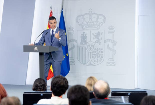 Sánchez Addresses the Press After the Council of Ministers Meeting Prime Minister Pedro Sánchez during a press conference following the Council of Ministers meeting at the Moncloa Palace on October 6, 2026, in Madrid, Spain. The Council of Ministers has once again approved the housing decrees, with some changes, which were rejected by Congress last Friday, October 2. The government’s plan is that, after Parliament is dissolved, these decrees will be voted on by the Permanent Deputation, where it could secure the majority needed to pass them. OCTOBER 6, 2026, Madrid, Madrid, Spain Copyright: xEduardoxParrax 7824332