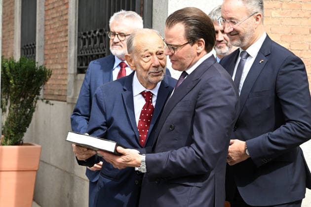 The Prado Museum reopens the Queen Christina Sculpture Gallery with a visit from Prince Daniel of Sweden. The president of the Royal Board of Trustees of the Prado Museum, Javier Solana, presents a book to Prince Daniel of Sweden at the museum on the occasion of the reopening of the Queen Christina Sculpture Gallery on October 6, 2026, in Madrid, Spain. CELEBRITIES PRADO MUSEUM ROYALTY PRINCE José Madrid Madrid Spain Copyright: xJosà xOlivax 7824415