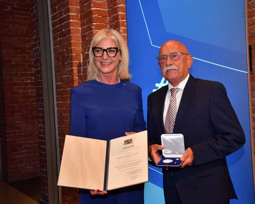 Ulrike Scharf (Bayerische Staatsministerin) und Günter Pelkowski Verleihung der Bayerischen Staatsmedaille für soziale Verdienste 2026 Allerheiligen-Hofkirche München 06. Oktober 2026