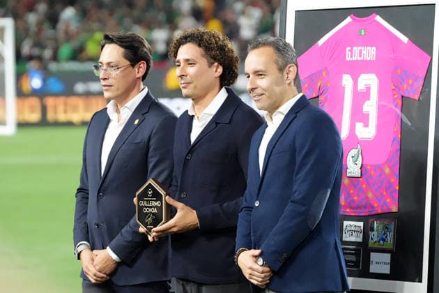 Guillermo ‘Memo’ Ochoa (C) poses during a tribute to his career, prior to the friendly match between Mexico and Chile at the Memorial Coliseum in Los Angeles, United States, 06 October 2026. Memo Ochoa is honored for his career during the Mexico-Chile friendly !ACHTUNG: NUR REDAKTIONELLE NUTZUNG! Copyright: xÓmarxAlonsox AME3617 20261007-55021609020_1