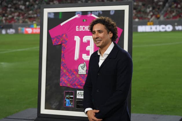 Guillermo ‘Memo’ Ochoa poses during a tribute to his career, prior to the friendly match between Mexico and Chile at the Memorial Coliseum in Los Angeles, United States, 06 October 2026. Memo Ochoa is honored for his career during the Mexico-Chile friendly !ACHTUNG: NUR REDAKTIONELLE NUTZUNG! Copyright: xÓmarxAlonsox AME3619 20261007-55021609022_1
