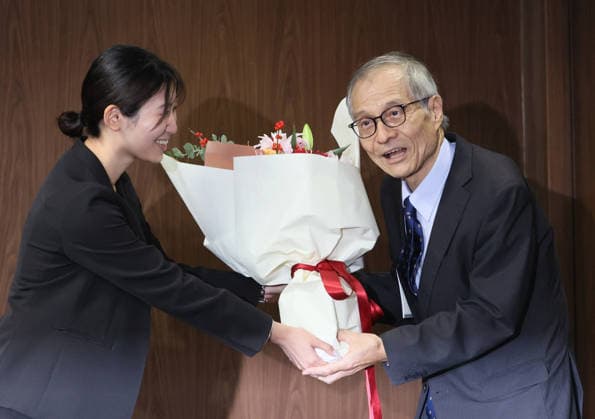 October 7, 2026, Tokyo, Japan - Japanese chemist Kenso Soai of professor emeritus at the Tokyo University of Science (TUS) receives a flower bouquet as he won the Nobel Prize in Chemistry at the TUS campus Tokyo on Wednesday, October 7, 2026. Soai and French chemist Henri Kagan won the prize to discover non-linear effects and autocatalysis in asymmetric organic synthesis (photo by Yoshio Tsunoda AFLO) aflo_354043888