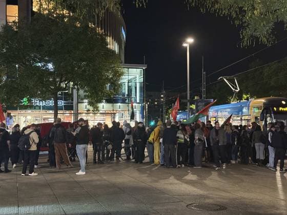 RECORD DATE NOT STATED Datum: 07.10.2026 Ort: Dresden Vor einer Buchhandlung (Thalia) in der Dresdner Innenstadt hat es am Mittwochabend Protest gegen eine Lesung des ehemaligen Nachrichten-Sprechers und Moderators Constantin Schreiber gegeben. Schreiber stellte dort am Abend sein neues Buch ,,Die Kraft des Islams vor. Zu der Demonstration hatte die Gruppe ,,Free Palestine Dresden aufgerufen. Hintergrund war Schreibers Auseinandersetzung mit dem Islam sowie seine Positionierung zum Nahostkonflikt. Schreiber hatte bereits im Vorfeld auf den Protestaufruf reagiert und erklaert, die Veranstaltung trotz der angekuendigten Demonstration besuchen zu wollen. Die Lesung fand am Abend in der Buchhandlung auf der Prager Strasse statt und war ausverkauft. Dr xLucas Friedenhainx