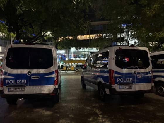 RECORD DATE NOT STATED Datum: 07.10.2026 Ort: Dresden Vor einer Buchhandlung (Thalia) in der Dresdner Innenstadt hat es am Mittwochabend Protest gegen eine Lesung des ehemaligen Nachrichten-Sprechers und Moderators Constantin Schreiber gegeben. Schreiber stellte dort am Abend sein neues Buch ,,Die Kraft des Islams vor. Zu der Demonstration hatte die Gruppe ,,Free Palestine Dresden aufgerufen. Hintergrund war Schreibers Auseinandersetzung mit dem Islam sowie seine Positionierung zum Nahostkonflikt. Schreiber hatte bereits im Vorfeld auf den Protestaufruf reagiert und erklaert, die Veranstaltung trotz der angekuendigten Demonstration besuchen zu wollen. Die Lesung fand am Abend in der Buchhandlung auf der Prager Strasse statt und war ausverkauft. Dr xLucas Friedenhainx