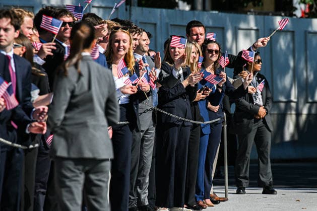 Trump Makes Oval Office Announcement WASHINGTON, DC - OCT. 7: People at a rope line wave American flags as US President Donald Trump departs the White House on Wednesday, Oct. 7, 2026 in Washington, D.C. (Photo by Annabelle Gordon Pool For The Washington Post) Washington DC United States Copyright: xPool ABACAx
