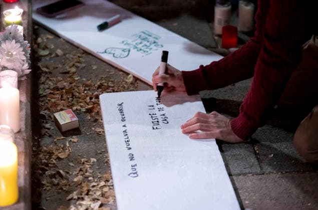 Maricarmen Abascal, who became a symbol of the fight for housing after her eviction, has died. Several people leave candles and messages at Maricarmen’s home on October 7, 2026, in Madrid, Spain. Maricarmen Abascal, who became a symbol of the housing rights movement that led to the Puerta del Sol encampment after being evicted from the home in Retiro where she had lived for 70 years, died on Wednesday, as confirmed by the Tenants’ Union. The woman had been hospitalized at Gregorio Maranón Hospital since September 23. On that day, she was carried out on a stretcher from her home on Alcalde Sainz de Baranda Street after the eviction order was enforced, despite protests from dozens of activists, and transferred to the Madrid hospital due to h Copyright: xAlbertoxOrtegax 7827360