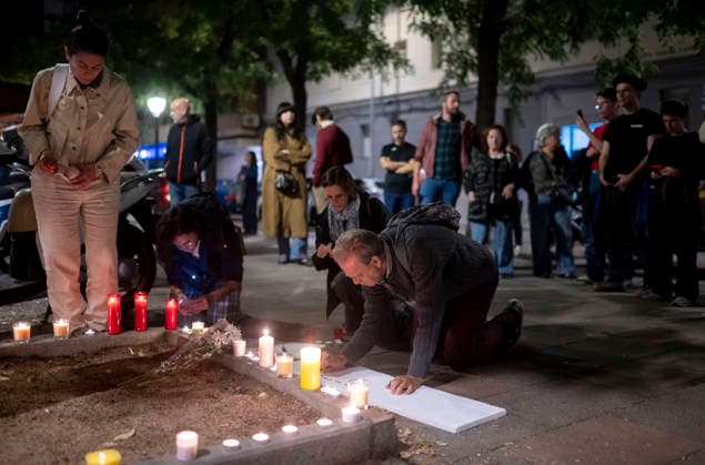 Maricarmen Abascal, who became a symbol of the fight for housing after her eviction, has died. Several people leave candles and messages at Maricarmen’s home on October 7, 2026, in Madrid, Spain. Maricarmen Abascal, who became a symbol of the housing rights movement that led to the Puerta del Sol encampment after being evicted from the home in Retiro where she had lived for 70 years, died on Wednesday, as confirmed by the Tenants’ Union. The woman had been hospitalized at Gregorio Maranón Hospital since September 23. On that day, she was carried out on a stretcher from her home on Alcalde Sainz de Baranda Street after the eviction order was enforced, despite protests from dozens of activists, and transferred to the Madrid hospital due to h Copyright: xAlbertoxOrtegax 7827365
