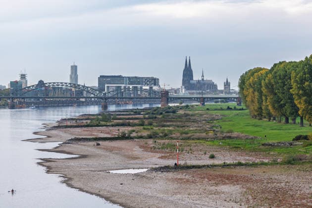 Niedrigwasser am Rhein: Blick von der Rodenkirchener Brücke (A4) auf die Kölner Skyline - 07.10.26 Blick von der Autobahnbrücke Rodenkirchen (A4) rheinabwärts auf die Kölner Skyline mit Dom, Kranhäusern, Kölnturm sowie die Eisenbahn-Südbrücke. Am Rand liegt das Flussbett trocken. Der Pegel Köln liegt mit 43 cm auf Rekordniveau, nur wenig über dem Tiefstwert von 40 cm. Ab Donnerstag leitet eine Regenfront den Herbst ein und bringt den Pegeln erste Entspannung. Köln Rodenkirchen Nordrhein-Westfalen Deutschland Copyright: xMarcxJohnx