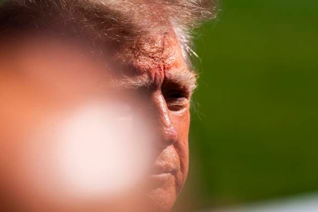 Trump Departs White House in Washington, USA - 7 Oct 26 President Donald Trump speaks to the media before departing on Marine One from the South Lawn of the White House. Trump was enroute to a campaign event in San Antonio, Texas. Washington United States Copyright: xJenxGolbeckx xSOPAxImagesx Jen-Golbeck-1456724