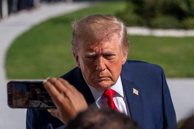 Trump Departs White House in Washington, USA - 7 Oct 26 President Donald Trump speaks to the media before departing on Marine One from the South Lawn of the White House. Trump was enroute to a campaign event in San Antonio, Texas. Washington United States Copyright: xJenxGolbeckx xSOPAxImagesx Jen-Golbeck-1456725