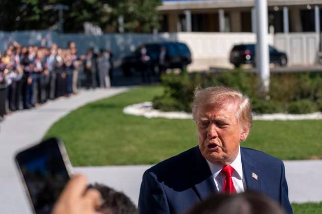 Trump Departs White House in Washington, USA - 7 Oct 26 President Donald Trump speaks to the media before departing on Marine One from the South Lawn of the White House. Trump was enroute to a campaign event in San Antonio, Texas. Washington United States Copyright: xJenxGolbeckx xSOPAxImagesx Jen-Golbeck-1456726