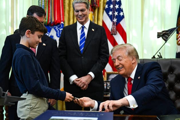 WASHINGTON, DC - OCT. 7: United States President Donald J Trump hands a challenge coin to a child during an announcement on Trump Accounts in the Oval Office of the White House in Washington, DC, USA, on Wednesday, October 7, 2026. Standing behind the President, from left to right: Frank J Bisignano, Commissioner, Social Security Administration (SSA); and US Secretary of the Treasury Scott Bessent. Copyright: xAnnabellexGordon PoolxviaxCNPx MediaPunchx