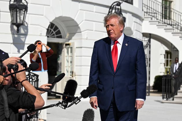 WASHINGTON, DC - OCT. 7: United States President Donald J Trump speaks to the press outside the South Portico of the White House in Washington, DC, USA, prior to departing en route to a campaign rally in San Antonio, Texas on Wednesday, October 7, 2026. Copyright: xAnnabellexGordon PoolxviaxCNPx MediaPunchx