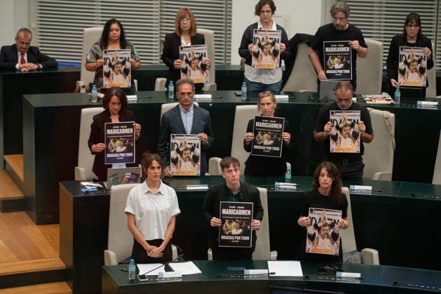 The Madrid City Council holds a special plenary session to approve two plans to increase housing. The spokesperson for Más Madrid on the City Council, Rita Maestre i, and the Más Madrid council members hold up a poster of Maricarmen during a special plenary session at the Palacio de Cibeles on October 8, 2026, in Madrid, Spain. The Madrid City Council is holding a special plenary session to give the green light to two special plans initially approved by the Governing Board, one of which will allow for the establishment of any type of lodging—including aparthotels, flex living, guesthouses, or lodging facilities on more than 240 industrial-use lots spread across eight districts of the capital, and one that amends municipal regulations to al Copyright: xFernandoxSanchezx 7827626