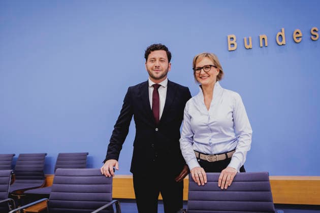 (R-L) Franziska Brantner, Co-Vorsitzende von Buendnis 90 Die Gruenen, und Felix Banaszak, Co-Vorsitzender von Buendnis 90 Die Gruenen, aufgenommen im Rahmen der Pressekonferenz zur Vorstellung des Leitantrages Unser Plan fuer Deutschland Berlin, 08.10.2026. Berlin Deutschland Copyright: xFlorianxGaertnerx