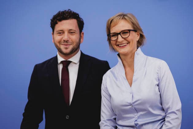 (R-L) Franziska Brantner, Co-Vorsitzende von Buendnis 90 Die Gruenen, und Felix Banaszak, Co-Vorsitzender von Buendnis 90 Die Gruenen, aufgenommen im Rahmen der Pressekonferenz zur Vorstellung des Leitantrages Unser Plan fuer Deutschland Berlin, 08.10.2026. Berlin Deutschland Copyright: xFlorianxGaertnerx