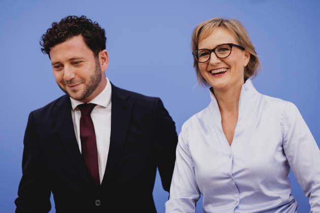 (R-L) Franziska Brantner, Co-Vorsitzende von Buendnis 90 Die Gruenen, und Felix Banaszak, Co-Vorsitzender von Buendnis 90 Die Gruenen, aufgenommen im Rahmen der Pressekonferenz zur Vorstellung des Leitantrages Unser Plan fuer Deutschland Berlin, 08.10.2026. Berlin Deutschland Copyright: xFlorianxGaertnerx