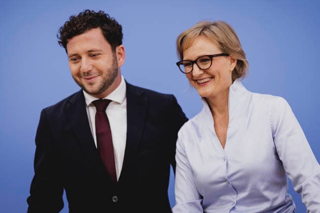 (R-L) Franziska Brantner, Co-Vorsitzende von Buendnis 90 Die Gruenen, und Felix Banaszak, Co-Vorsitzender von Buendnis 90 Die Gruenen, aufgenommen im Rahmen der Pressekonferenz zur Vorstellung des Leitantrages Unser Plan fuer Deutschland Berlin, 08.10.2026. Berlin Deutschland Copyright: xFlorianxGaertnerx