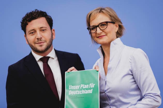 (R-L) Franziska Brantner, Co-Vorsitzende von Buendnis 90 Die Gruenen, und Felix Banaszak, Co-Vorsitzender von Buendnis 90 Die Gruenen, aufgenommen im Rahmen der Pressekonferenz zur Vorstellung des Leitantrages Unser Plan fuer Deutschland Berlin, 08.10.2026. Berlin Deutschland Copyright: xFlorianxGaertnerx