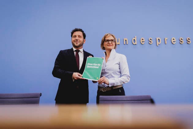 (R-L) Franziska Brantner, Co-Vorsitzende von Buendnis 90 Die Gruenen, und Felix Banaszak, Co-Vorsitzender von Buendnis 90 Die Gruenen, aufgenommen im Rahmen der Pressekonferenz zur Vorstellung des Leitantrages Unser Plan fuer Deutschland Berlin, 08.10.2026. Berlin Deutschland Copyright: xFlorianxGaertnerx
