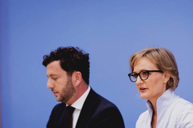 (R-L) Franziska Brantner, Co-Vorsitzende von Buendnis 90 Die Gruenen, und Felix Banaszak, Co-Vorsitzender von Buendnis 90 Die Gruenen, aufgenommen im Rahmen der Pressekonferenz zur Vorstellung des Leitantrages Unser Plan fuer Deutschland Berlin, 08.10.2026. Berlin Deutschland Copyright: xFlorianxGaertnerx