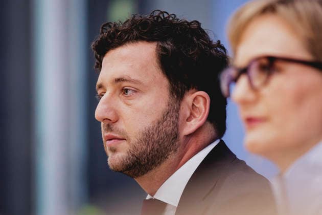 (R-L) Franziska Brantner, Co-Vorsitzende von Buendnis 90 Die Gruenen, und Felix Banaszak, Co-Vorsitzender von Buendnis 90 Die Gruenen, aufgenommen im Rahmen der Pressekonferenz zur Vorstellung des Leitantrages Unser Plan fuer Deutschland Berlin, 08.10.2026. Berlin Deutschland Copyright: xFlorianxGaertnerx