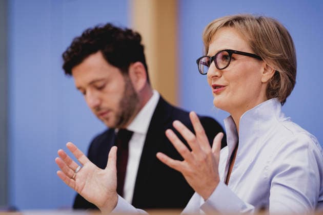 (R-L) Franziska Brantner, Co-Vorsitzende von Buendnis 90 Die Gruenen, und Felix Banaszak, Co-Vorsitzender von Buendnis 90 Die Gruenen, aufgenommen im Rahmen der Pressekonferenz zur Vorstellung des Leitantrages Unser Plan fuer Deutschland Berlin, 08.10.2026. Berlin Deutschland Copyright: xFlorianxGaertnerx