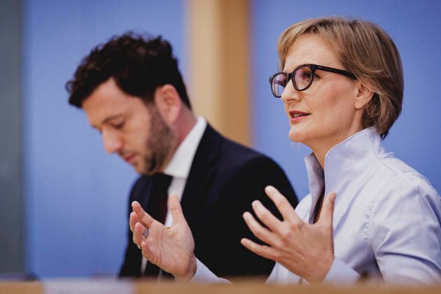 (R-L) Franziska Brantner, Co-Vorsitzende von Buendnis 90 Die Gruenen, und Felix Banaszak, Co-Vorsitzender von Buendnis 90 Die Gruenen, aufgenommen im Rahmen der Pressekonferenz zur Vorstellung des Leitantrages Unser Plan fuer Deutschland Berlin, 08.10.2026. Berlin Deutschland Copyright: xFlorianxGaertnerx