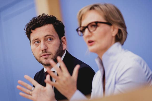 (R-L) Franziska Brantner, Co-Vorsitzende von Buendnis 90 Die Gruenen, und Felix Banaszak, Co-Vorsitzender von Buendnis 90 Die Gruenen, aufgenommen im Rahmen der Pressekonferenz zur Vorstellung des Leitantrages Unser Plan fuer Deutschland Berlin, 08.10.2026. Berlin Deutschland Copyright: xFlorianxGaertnerx