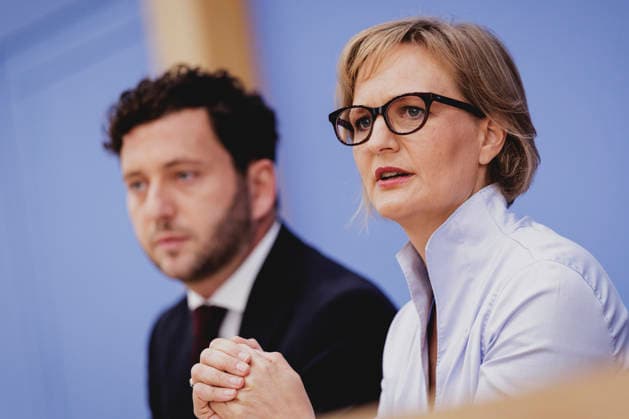 (R-L) Franziska Brantner, Co-Vorsitzende von Buendnis 90 Die Gruenen, und Felix Banaszak, Co-Vorsitzender von Buendnis 90 Die Gruenen, aufgenommen im Rahmen der Pressekonferenz zur Vorstellung des Leitantrages Unser Plan fuer Deutschland Berlin, 08.10.2026. Berlin Deutschland Copyright: xFlorianxGaertnerx