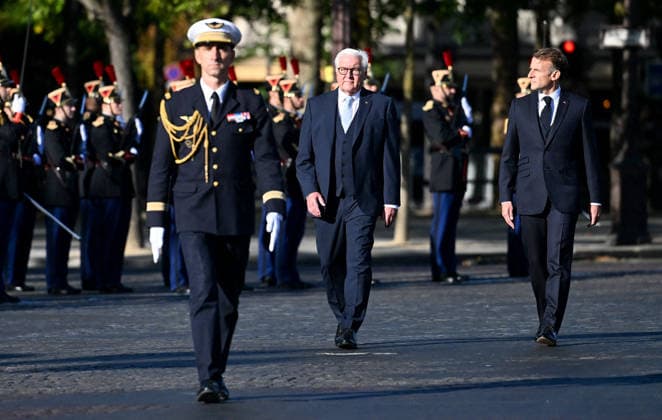 President Emmanuel Macron, Frank-Walter Steinmeier, President of Germany, during a ceremony at the Arc de Triomphe in Paris on October 8, 2026, in honor of the state visit of the President of Germany and his wife to France. Christian Liewig Bestimage President Emmanuel Macron and his wife Brigitte Macron welcome Frank-Walter Steinmeier, President of Germany, and his wife, Elke Büdenbender, for a ceremony at the Arc de Triomphe in Paris on October 8, 2026, Paris, France Copyright: xChristianxLiewigx xBestimagexChristianxLiewigx xBestimagex