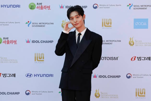 red carpet at Seoul Drama Awards in South Korea South Korean singer and actor Yoon Ji-sung poses for photos on the red carpet during the 21st Seoul International Drama Awards in Seoul, South Korea, on October 08, 2026. Seoul South Korea Copyright: xMatrixxImages JungxUi-Chelx