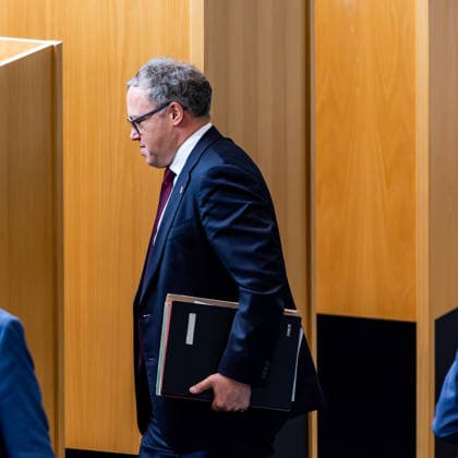 08.10.2026, GER, News Politik, 8.Wahlperiode, 57.Plenarsitzung im Plenarsaal Thüringer Landtag Im Bild Mario Voigt (CDU) auf dem Weg zur Wahl Steffen Quasebarth (Thüringen.Gerecht) scheitert im ersten Wahlgang zum Vizepräsidenten des Thüringer Landtag 99096 Erfurt Thueringer Landtag Thüringen Deutschland