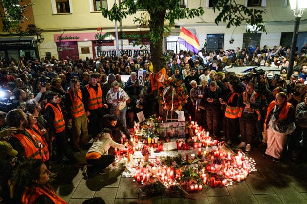 Farewell, Maricarmen Protest from Puerta del Sol to Maricarmen’s Home Dozens of people leave flowers and candles during the Farewell, Maricarmen protest at Maricarmen’s home, on October 8, 2026, in Madrid, Spain. Many people have left candles, flowers, and signs of encouragement next to the doorway from which Maricarmen was evicted two weeks ago, hours after news broke of the death of the 87-year-old woman. To profit from homes is to traffic in lives. Let no more lives be lost over housing. Thank you, Maricarmen, reads one of the messages of gratitude. OCTOBER 8, 2026 PROTEST MARICARMEN TRIBUTE EVICTION EVICTED PERSON SIGNS CANDLES SAINZ DE BARANDA HOUSING FLOWERS Madrid Madrid, Spain Copyright: xMatiasxChiofalox 7830323
