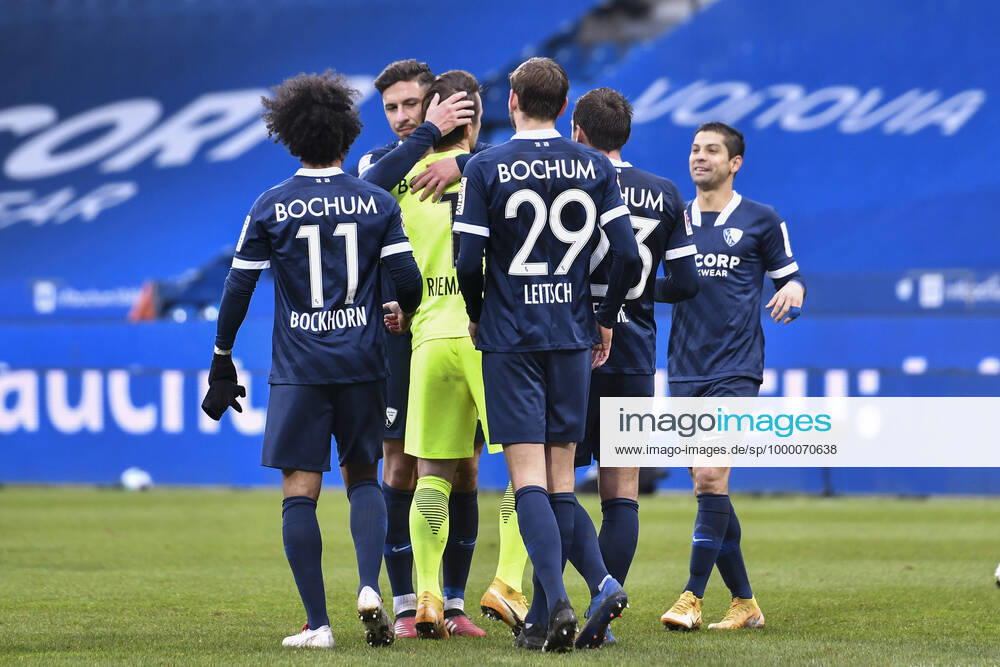 Schlussjubel Schlußjubel Emotion Freude der Mannschaft von Bochum 02.01.2021 Fussball, 2.Bundesliga, VfL Bochum vs. Darmstadt 98, Vonovia Ruhrstadion, Bochum, DFB DFL REGULATIONS PROHIBIT ANY USE OF PHOTOGRAPHS AS IMAGE SEQUENCES AND OR QUASI-VIDEO