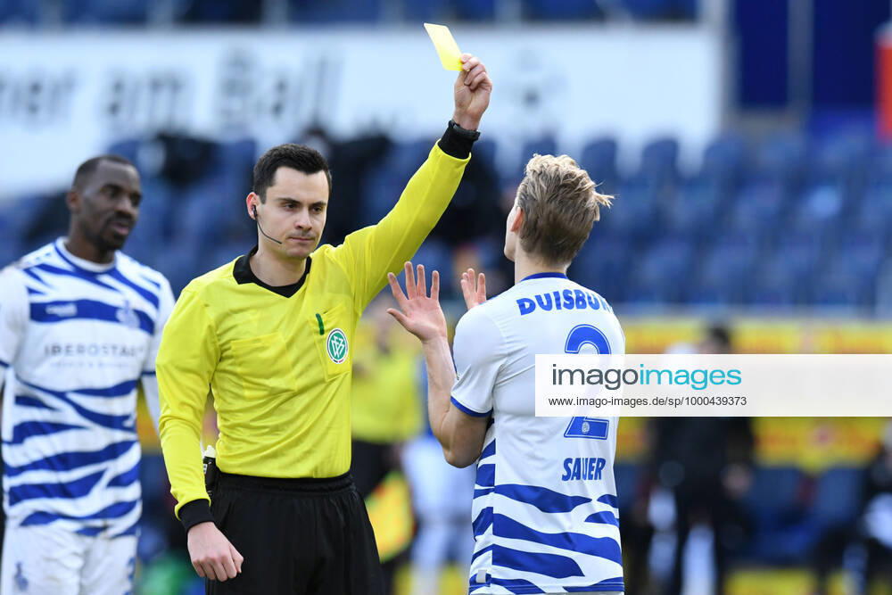 Schiedsrichter Konrad Oldhafer zeigt Maximilian Sauer ( MSV Duisburg ) die gelbe Karte. 23.01.2021, Fussball, 3. Liga, MSV Duisburg vs Hansa Rostock DFL DFB REGULATIONS PROHIBIT ANY USE OF PHOTOGRAPHS AS IMAGE SEQUENCES AND OR QUASI-VIDEO 23.01.2021, Fussball, 3. Liga, MSV Duisburg vs Hansa Rostock Duisburg