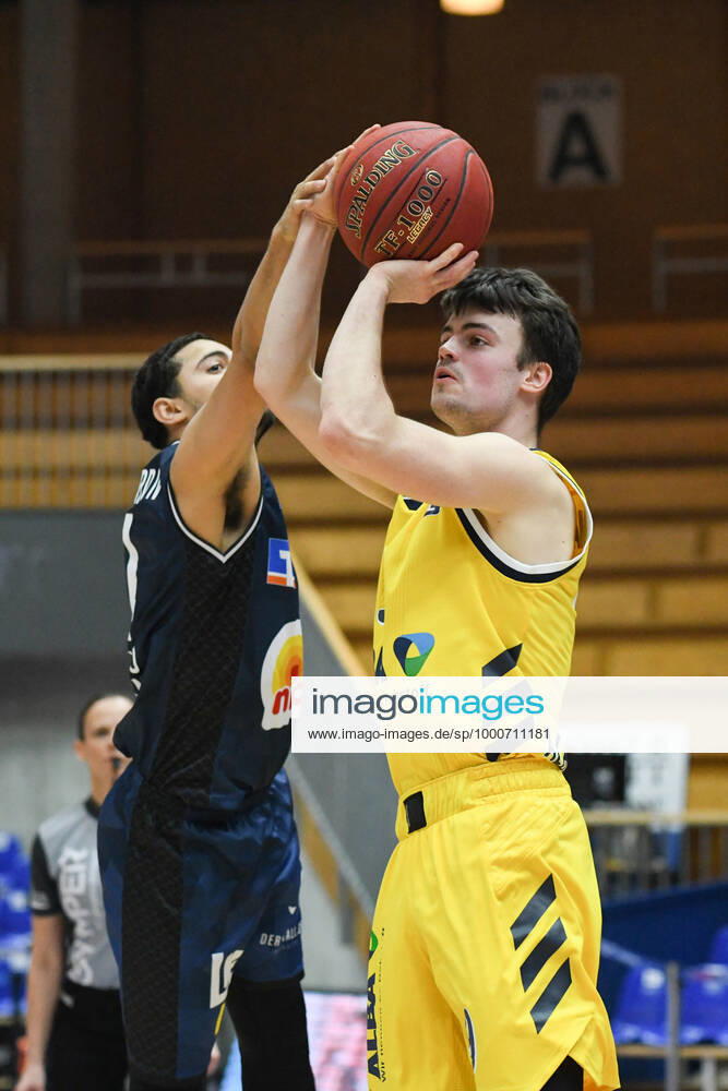 Jonas Mattisseck (ALBA Berlin) im Zweikampf mit Nimrod Hilliard (HAKRO Merlins Crailsheim), GER, HAKRO Merlins Crailsheim vs. Alba Berlin, 09.02.2021, 17. Spieltag easycredit Basketball Bundesliga, Spielzeit 2020 2021. GER, HAKRO Merlins Crailsheim vs. Alba Berlin, 09.02.2021, 17. Spieltag easycredit Basketball Bundesliga, Spielzeit 2020 2021. Crailsheim